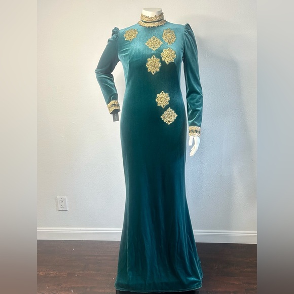 Tadashi Shoji Dresses & Skirts - Tadashi Shoji Green Velvet Full Length Long Sleeve Gown sz L